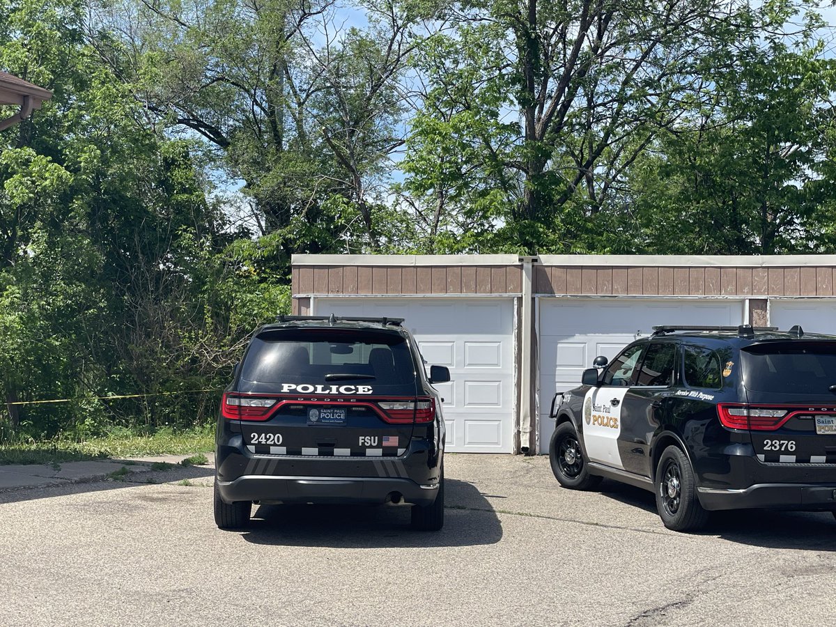 sppdmn's tweet photo. HOMICIDE INVESTIGATION:

Saint Paul police officers are investigating a death on the 1400 block of Case Avenue where one person has died. https://t.co/vGg2hcatq8