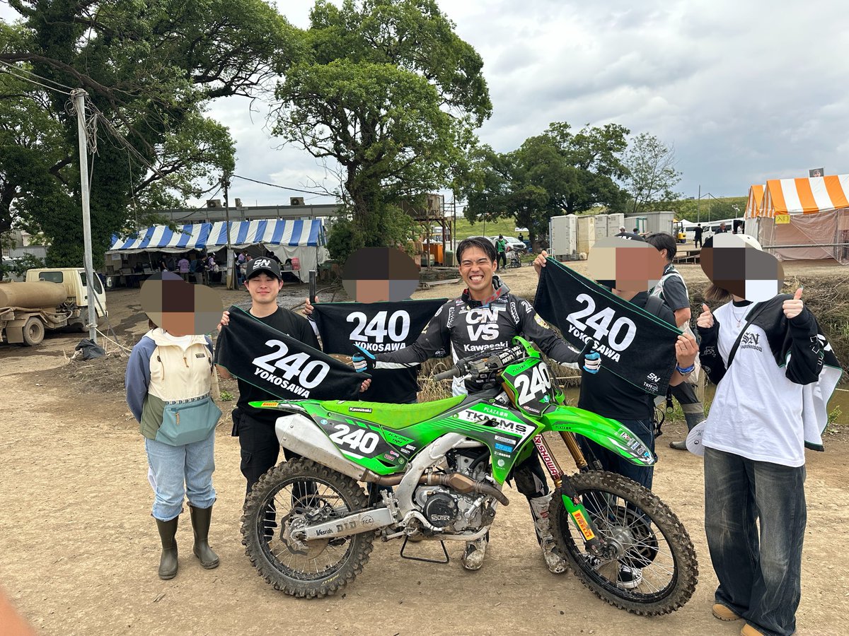 Tkm_ms_iwate_'s tweet photo. タオルプレゼント企画は200枚用意して頂き、嬉しいことに！
ほぼなくなるという結果で終了しました！
足を運んで頂いたファンの皆様ありがとうございました❣️
そして提供して頂いた堺さまありがとうございました‼️
まだ僅かにあるので次戦SUGOでも配布しちゃいます⁉️
次戦地元、横澤勝ちます🧘 https://t.co/4n8xYxqfg5