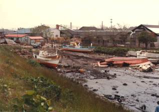 JMA_bousai's tweet photo. 【日本海中部地震】5月26日。43年前の今日、秋田県沖を震源とするマグニチュード（M）7.7の大地震が発生し、強い揺れの直後、東北地方の日本海側を中心に大津波が襲いました。日本海側にも津波は来ます。今一度備えの確認を。
秋田地方気象台：https://t.co/HOgkmxw8br https://t.co/B78dLX1YT0