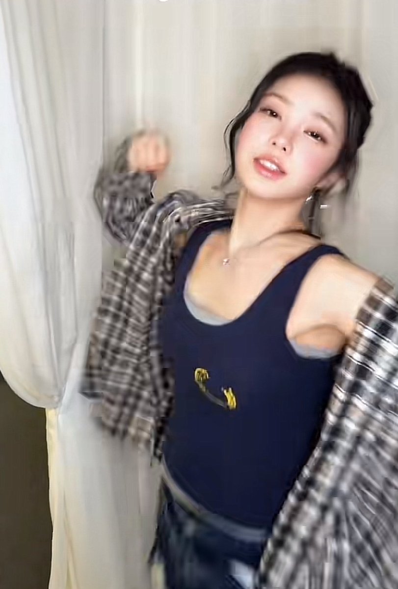 maxxnxine's tweet photo. predebut👊                                          debut👊 https://t.co/5oqfeqtTVX