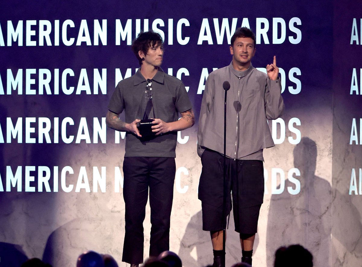toplives1's tweet photo. Nuevas fotos de Tyler y Josh recibiendo su premio 🔥

#AMAs2026 https://t.co/acBEJ4lL1U
