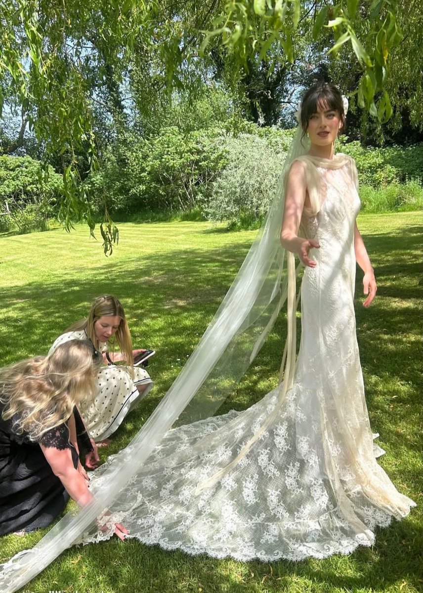 uhtredsdottir's tweet photo. the beautiful millie brady on her wedding day https://t.co/k7I28UoUFF