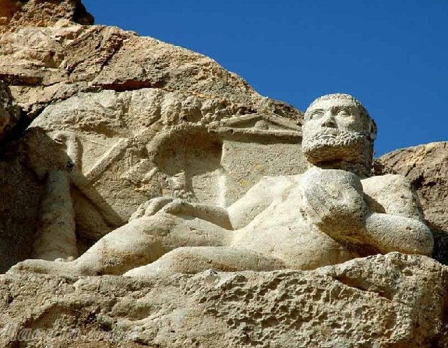menavisualss's tweet photo. 🇬🇷🇮🇷 The 2000-year-old statue of Hercules in Behistun, Kermanshah province, Iran.

🗿 This statue was built in Seleucid period. Building this statue was concurrent with the conquest of the Great Medians by Arsacid. This statue was discovered in 1958 at the time of Hamedan-Kermanshah road construction.

The Bisotun Hercules was carved by a sculptor who was not formally trained in the Greek sculptural style. According to the modern historian Rolf Strootman, the design was more Iranian than Greek.