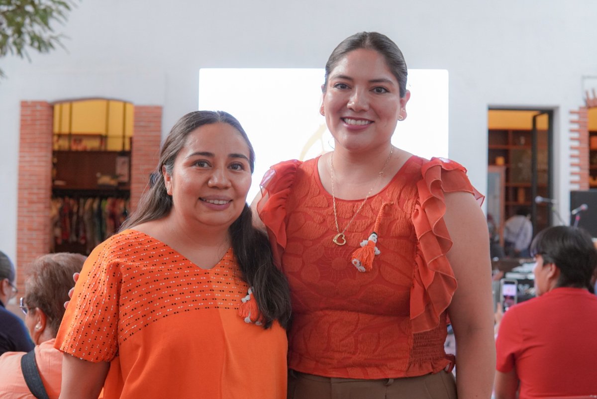 cociteioficial's tweet photo. 🧡 Bohemia Naranja: arte y reflexión por una vida libre de violencia 🧡

En el marco del Día Naranja, que se conmemora el 25 de cada mes, nuestra titular, la Mtra. Xhunaxhi Fernanda Mau Gómez, asistió a la Bohemia Naranja realizada en ARIPO. ✨

#DíaNaranja
#BohemiaNaranja https://t.co/Mij9e4SB5A