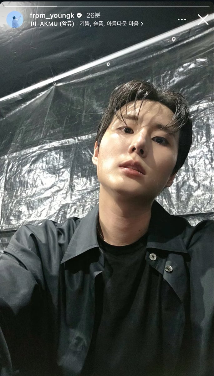 럽 tweet media