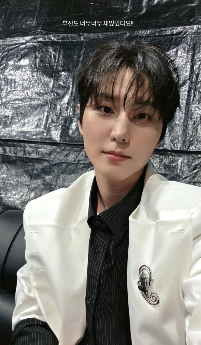 럽 tweet media