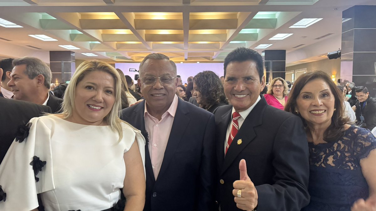 EliseoCastroP's tweet photo. Tuve el honor de compartir en la ceremonia de entrega del Premio Nacional de Periodismo “Álvaro Contreras 2026”, un espacio que reconoce la excelencia, la ética y el compromiso del periodismo hondureño. 🖋️🇭🇳 https://t.co/ldW8w4D2qe