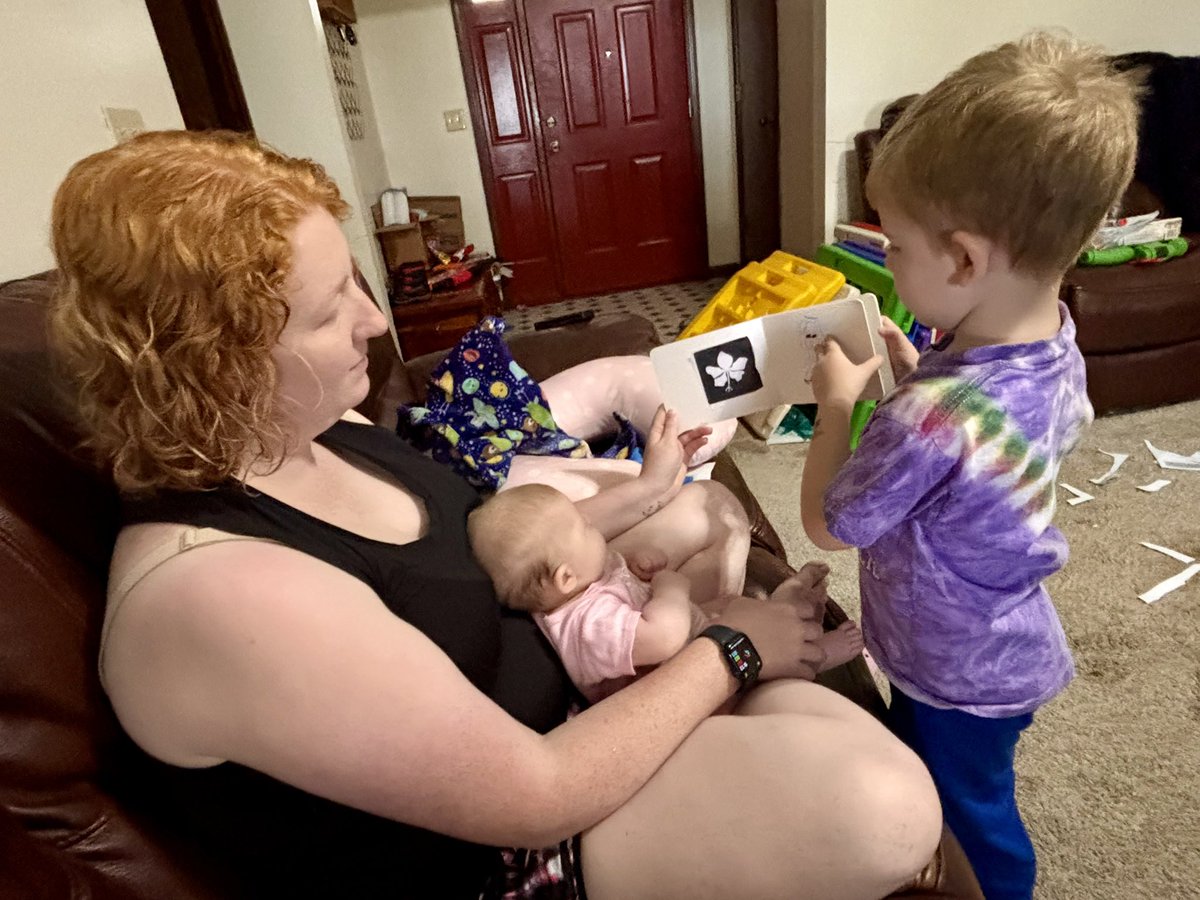 CardsComo's tweet photo. Babies love to hear you read and tell stories about the pictures! 👶🏻📖

#ThunderbirdProud #ParentsAsTeachers https://t.co/fL868hJ1es