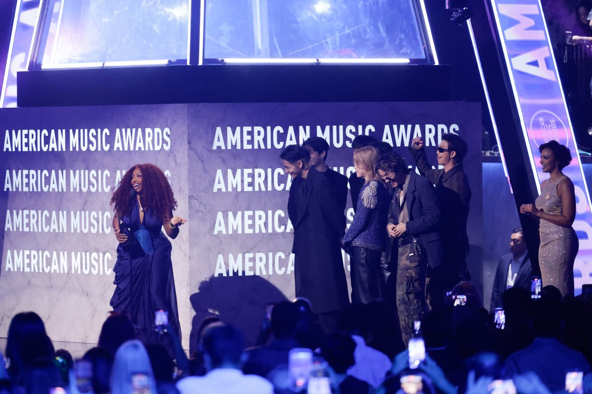 headlineplanet's tweet photo. SZA and BTS at the American Music Awards
(Photos: Francis Specker/CBS) @bts_bighit https://t.co/0j86dM0b5t