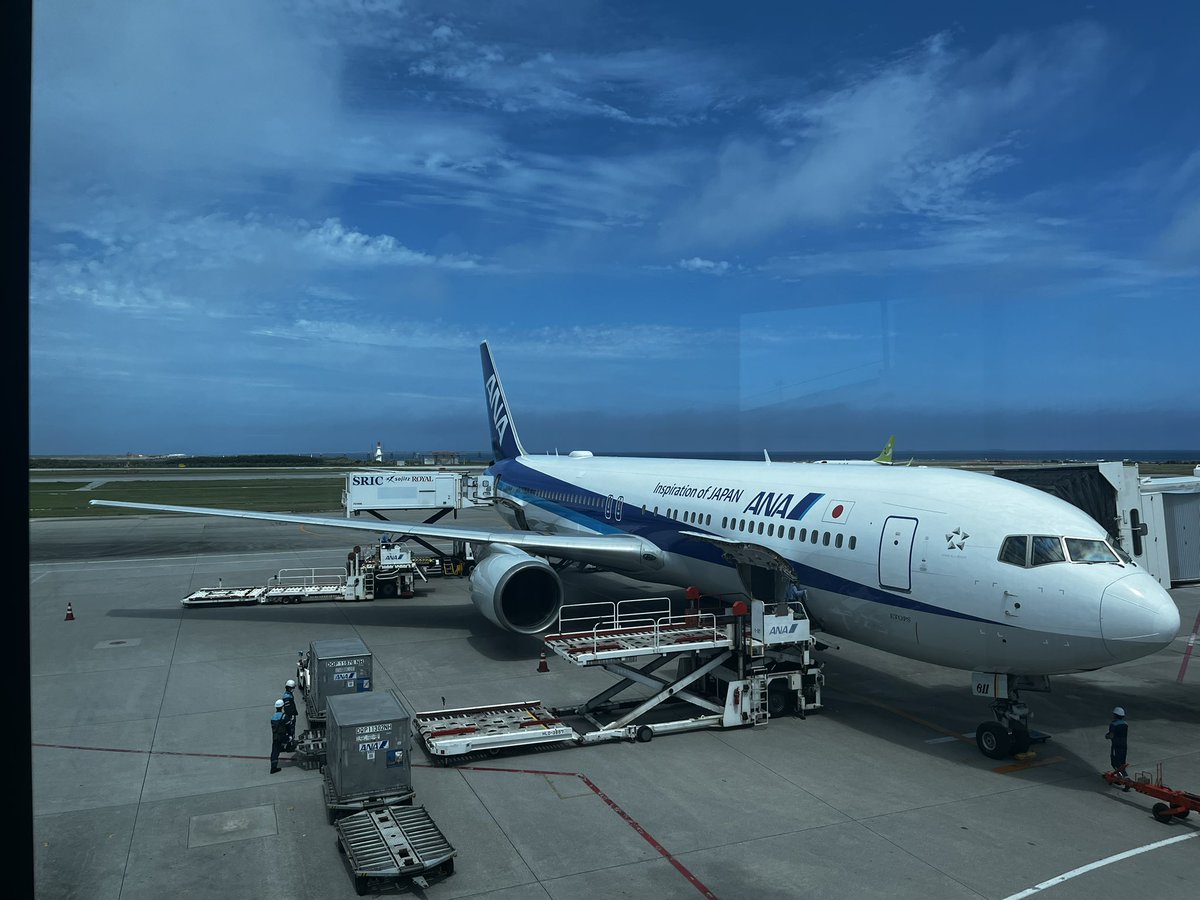 _sabani's tweet photo. 那覇空港で羽田行きの飛行機待ち中です。キングスグッズを身につけた方たち多数。いよいよですね。 https://t.co/raMUGrbdqv
