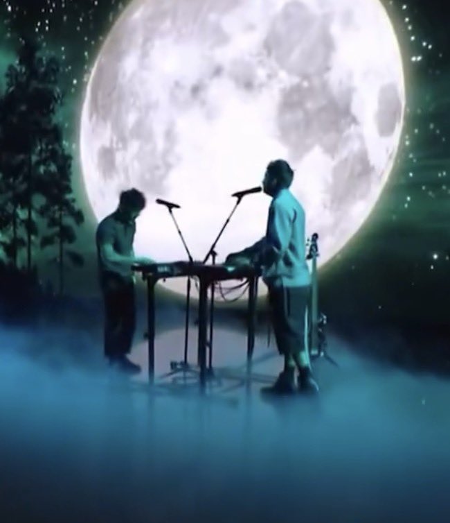RebelRedTrees's tweet photo. One thing about Twenty One Pilots is that if there’s a moon behind them, you already know the performance is going to be life changing https://t.co/g88CNAuwna