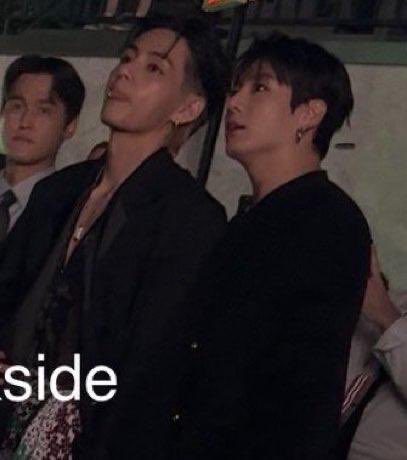 Taekook1298392's tweet photo. #taekook is that couple. Always joined at the hip. They are one. You can't tell me they are not together. 🌹
Jungkook: 'I kiss but touch your waist for now to ease your mind.'
#kookv #jungkook #taehyung #tegu #tetegugu https://t.co/H44qYTRLBR