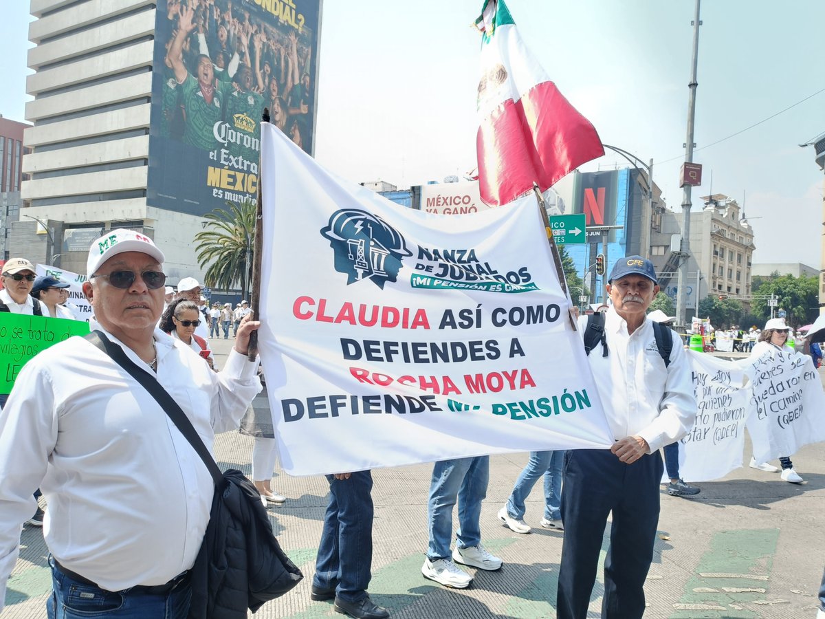 jubiladosPemex's tweet photo. A pesar de las restricciones, del cerco policiaco y de las dificultades para avanzar por el Centro Histórico, la dignidad de quienes trabajamos toda una vida por este país logró hacerse presente.
Marchamos personas mayores, trabajadores, viudas, familias y generaciones completas que hoy defienden derechos adquiridos, seguridad jurídica y una vida digna.
Porque cuando el Estado intenta reducir derechos, la memoria y la dignidad también salen a caminar.
#MegaMarchaNacional
#MiPensiónEsGanada
#JubiladosPetroleros
#EstadoDeDerecho