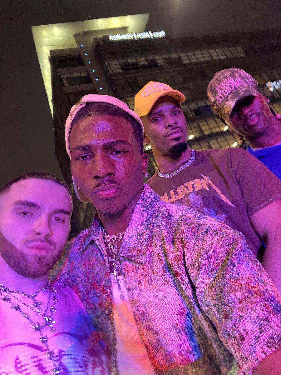 FlyytattedRi's tweet photo. Me and mine gon step everyone 💯 #DCpride https://t.co/6YISrPu2gU