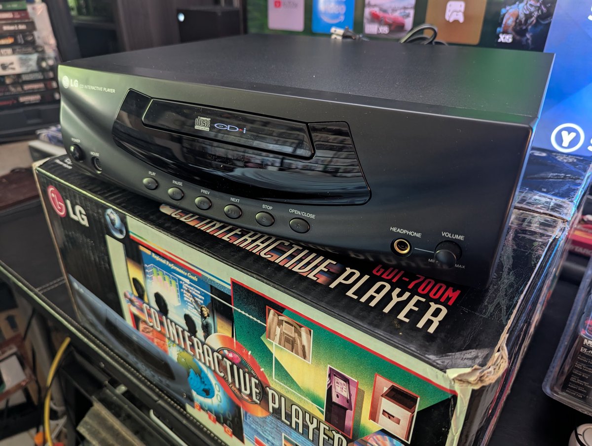 RetroAF_'s tweet photo. @staggerrillattv says that I have not been sharing enough weird shit. So here you go.

This sexy beast is a #CDi made by LG. And I do mean beast, look at the size of this thing. I'd only seen pictures of it before and had no idea it'd be bigger than an OG Xbox.

#retrogames https://t.co/4pPyrdia9g
