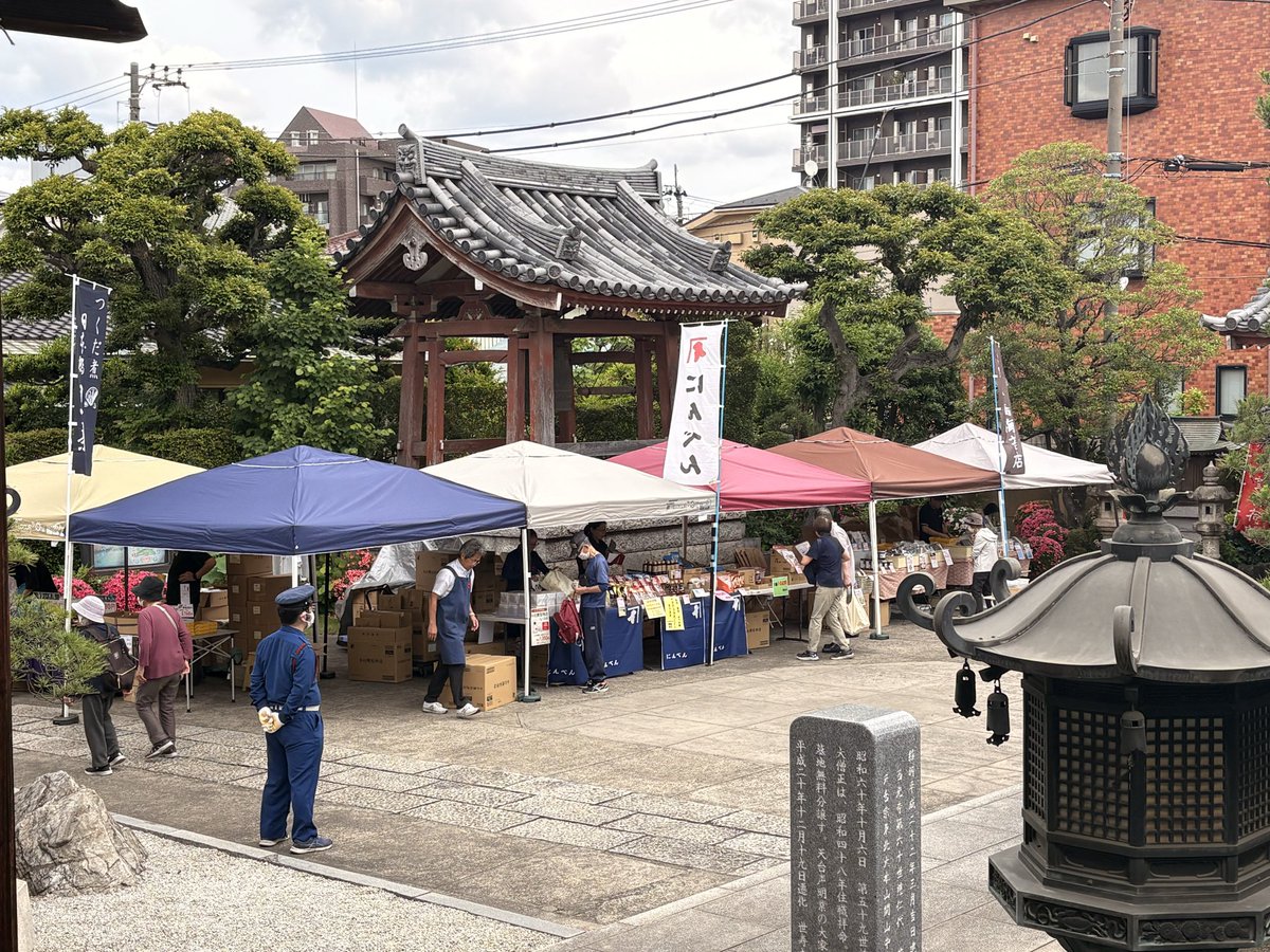 SYotugi's tweet photo. 【日本橋三社 出張直売】
本日・明日開催中！

西光寺境内にて、
日本橋の老舗三社による特別販売を行っております。

海苔・佃煮・鰹節など、
毎年ご好評いただいている品々が並んでおります！

本日もたくさんの方にお越しいただいております✨
皆様ぜひお気軽にお立ち寄りください。

5/26（火）・27（水）
10:00〜15:00
📍西光寺（葛飾区四つ木）

#西光寺 #四つ木 #葛飾区 #日本橋 #海苔 #佃煮 #にんべん #催事 #出張販売 #下町イベント