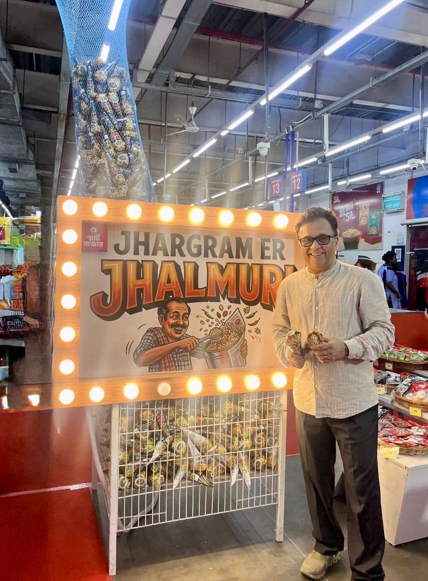 SupermarketWala's tweet photo. All in a day’s work in Kolkata:
1. #SmartBazaar Ab Hazaar meet with vendor partners. 
2. Sporting Kantha stitch ethnic look for the east team.
3. Fun Jhargram Jhalmuri moment marketing display at the store.. https://t.co/mbn3Vawetf