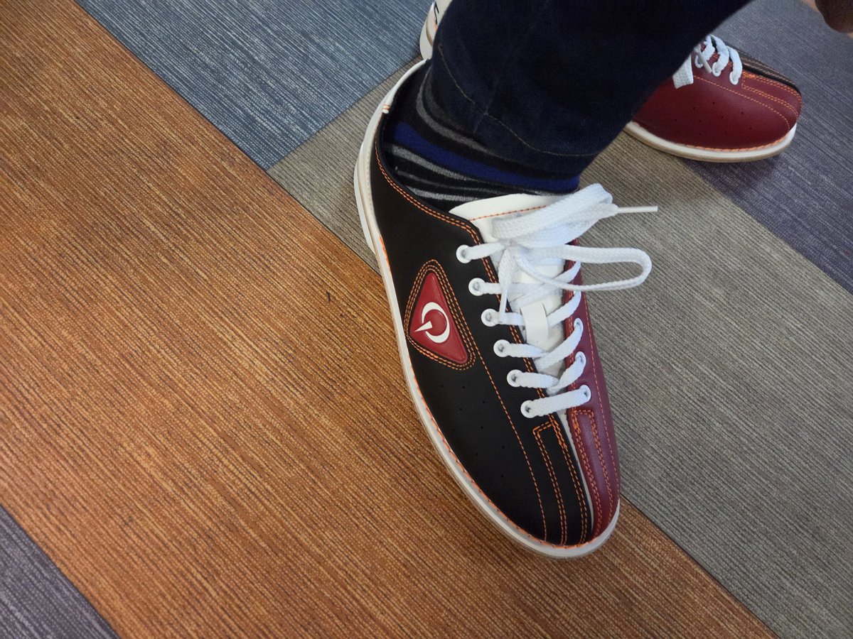 LUXSYS's tweet photo. >>/ they gave me the Quake bowling shoes https://t.co/wX510MqUmK