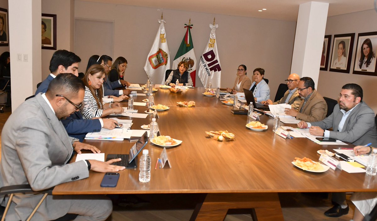 delfinagomeza's tweet photo. Continué las actividades de este lunes encabezando la 111ª Sesión Ordinaria de la Junta de Gobierno del @DIFEM_, el corazón de esta administración, en la cual se dio seguimiento a las acciones y programas que nos permiten continuar trabajando, con #ElPoderDeServir, por el bienestar de las familias mexiquenses.