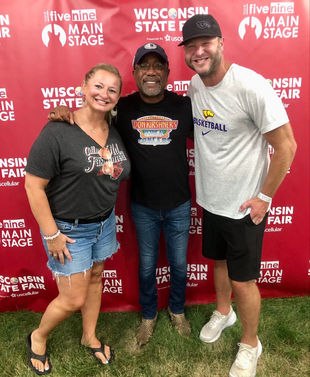 CoachHockett's tweet photo. Veterans Voice @AMAs Award 🏆 Winner

NO SURPRISE …HUGE Congratulations to the humble @dariusrucker who continues to use his platform for a meaningful purpose‼️

@PE_MammaHock &amp; I couldn’t have been more EXCITED watching 👀 the #AMAs earlier this evening

🇺🇸 #MemorialDay2026 🇺🇸 https://t.co/0xsqdEMFHt