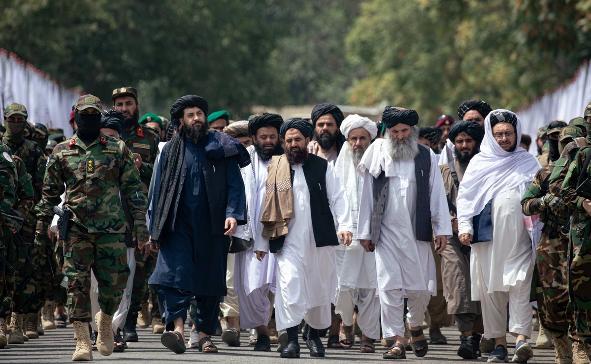 OmariMS213's tweet photo. دمنصور صاحب تقبله الله تعالی روزل سوي اودهغه دلاس راپاتې مدبرانه قائدین!
هغه چې بعض یې دده تقبله الله په امردکفري شکیلاک په شتون کې ددښمن دزړه بنسټونو ته فاتحه ځانونه ورسول اودهغه په مدبرانه قیادت کې دولایتونو مرکزونه ددښمن څخه فتحه کړه، الله تعالی دي
 داسترو خدماتو بدله ورکړير https://t.co/tihAh9rQQU