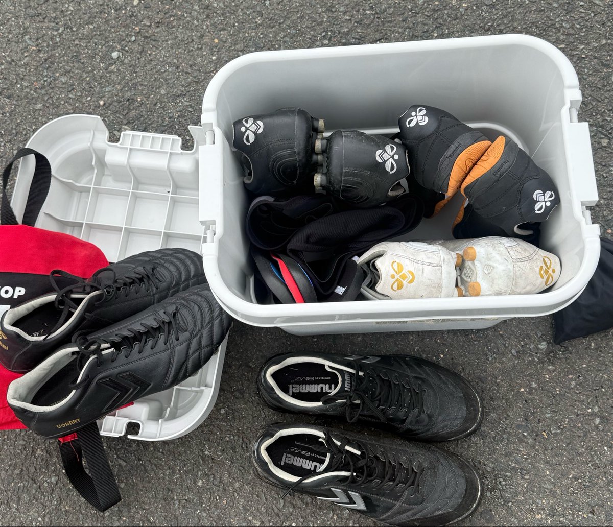 AmareloFC's tweet photo. スパイクを磨く👟✨⚽️
考え事をしながらのんびりと
心地良い時間です👏 https://t.co/lOFBm6YEQK