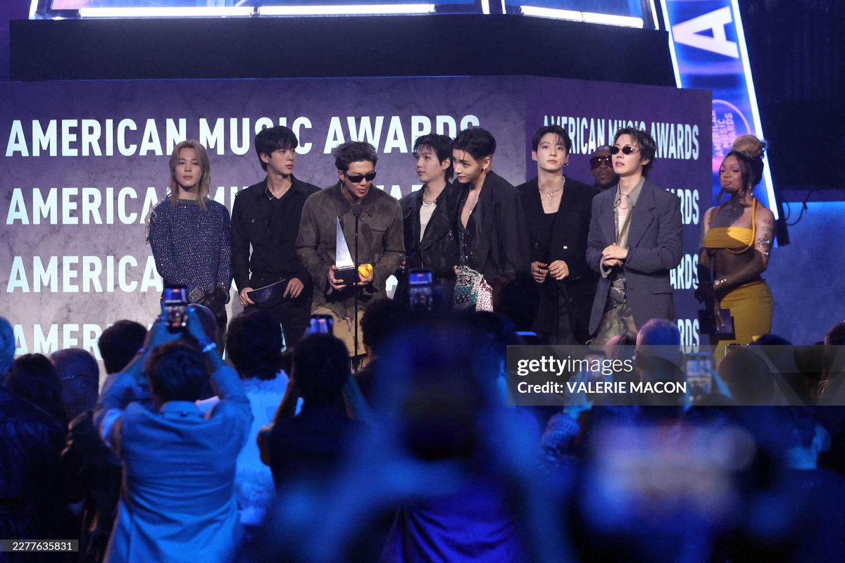 ssujamss's tweet photo. BTS receiving the award for 'Song of the Summer' at the AMAs – Getty Images

#BTS #방탄소년단 @BTS_twt https://t.co/KaDMGoYAXs