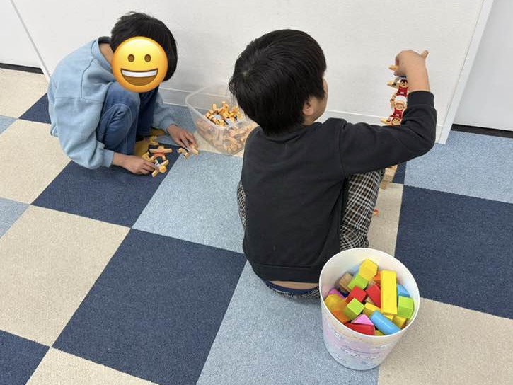 3v3N89's tweet photo. 本日は室内での活動でした。
人の形をした積み木をどれくらい高く積み上げられるかを競っていました。
積み方も人それぞれで、シンプルに縦に積む子もいれば、ジェンガのように横向きにして積む子もいました。
#ふれあい
#江戸川
#妙典
#放デイ
#児発
#発達支援
#療育 https://t.co/cL9RXuwhTA