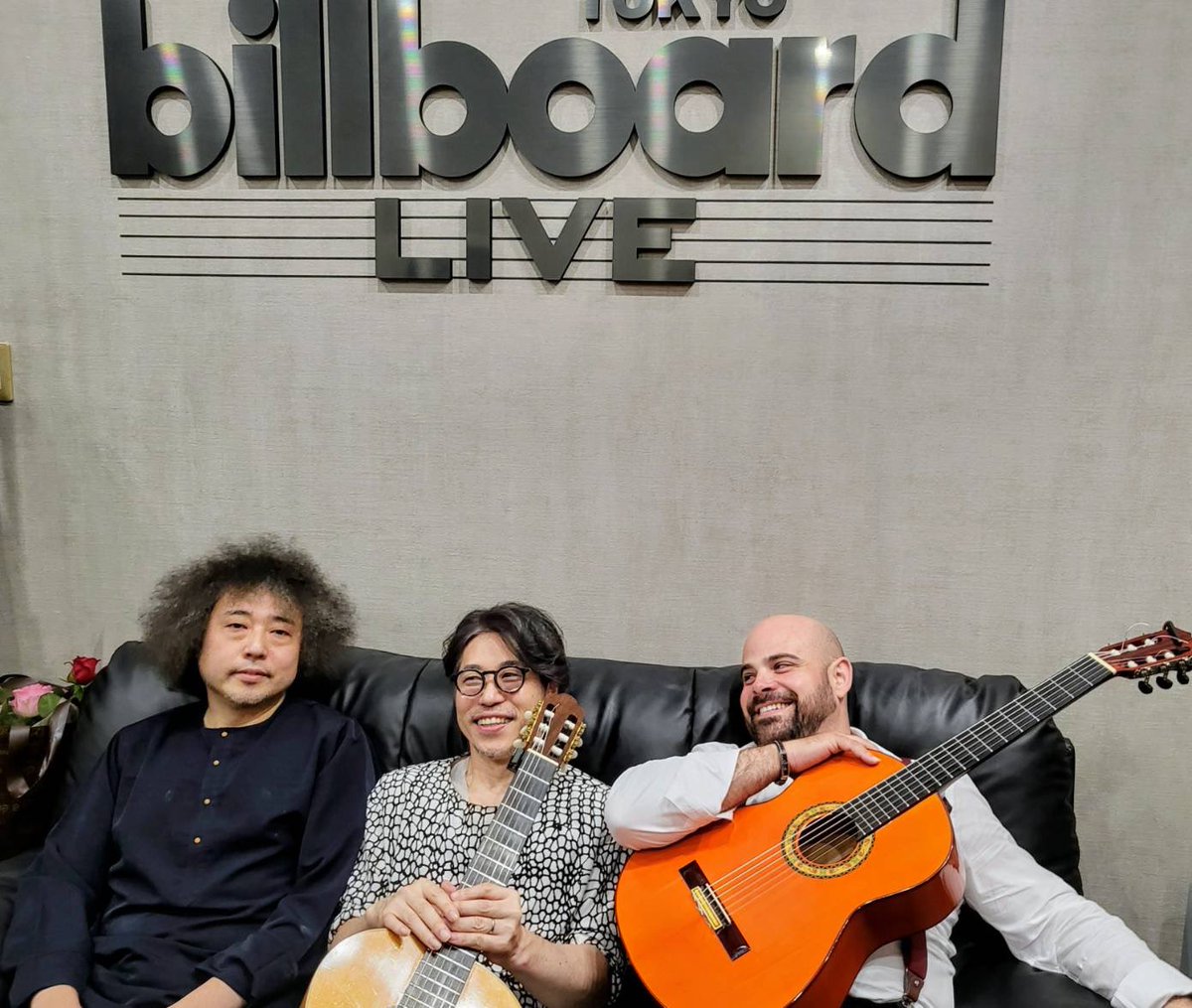 junglejinjin's tweet photo. 2019年に初共演を果たしたアルベルト・ロペス。
再演の約束を交わしてから早7年、Billboard Live関係者各位の全面的なご協力のもと、ついに実現したこのツアー。
今回は、メンバーにさらにユザーンが加わってくれて、どこにも存在しなかったような魅惑的な世界観が立ち現れました。

毎回刻々と様相を変えるステージの波に翻弄されながら、それでもその幸福を五感で受け止めながら、僕は懸命に弾くばかりでしたが、楽しんでいただけたでしょうか？

無事に5日間を乗り切ることができて安堵しております。

皆さま本当にありがとうございました。

・5/21(木) アルベルト・ロペス 来日記念 リサイタル＆ワークショップ  ミューズ音楽館（名古屋） 

・5/22(金) 沖 仁×Alberto López with U-zhaan Billboard Live 大阪 
・5/23(土) アルベルト・ロペス 来日記念 ワークショップ東京

・5/24(日) 沖 仁×Alberto López with U-zhaan Billboard Live 東京

En 2019 tuve mi primer encuentro musical con Alberto López.
Han pasado ya siete años desde que prometimos volver a compartir escenario, y finalmente, gracias al pleno apoyo de todo el equipo de Billboard Live, esta gira se ha hecho realidad.
En esta ocasión, además, se ha sumado U-zhaan, dando lugar a un universo fascinante como nunca antes había existido.
Mientras me dejaba llevar por las olas cambiantes de cada actuación, intentaba simplemente tocar con todas mis fuerzas, recibiendo esa felicidad con los cinco sentidos. Espero de corazón que lo hayan disfrutado.
Me siento aliviado y agradecido de haber podido completar estos cinco días sin contratiempos.
Muchísimas gracias a todos.

・21/5 (jue) Recital conmemorativo de la visita de Alberto López Entradas agotadas y taller
Museo de Música Muse (Nagoya)
・22/5 (vie) Jin Oki × Alberto López with U-zhaan
Billboard Live Osaka
・23/5 (sáb) Taller conmemorativo de la visita de Alberto López (Tokio)
・24/5 (dom) Jin Oki × Alberto López with U-zhaan
Billboard Live Tokio