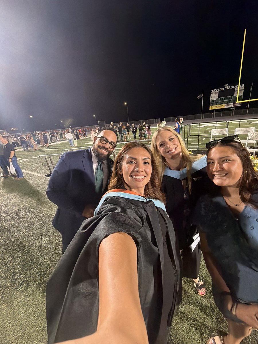 MarcellaDLR's tweet photo. Congratulations to the THS Class of 2026! 🎓🦆

We are so proud of our graduates and cannot wait to hear about their success in the years to come! No matter where life takes you, you’ll always have a flock to come home to. 
Once A Duck, Always A Duck.

#DuckNation #TaylorISD https://t.co/cnpfqMJZXD