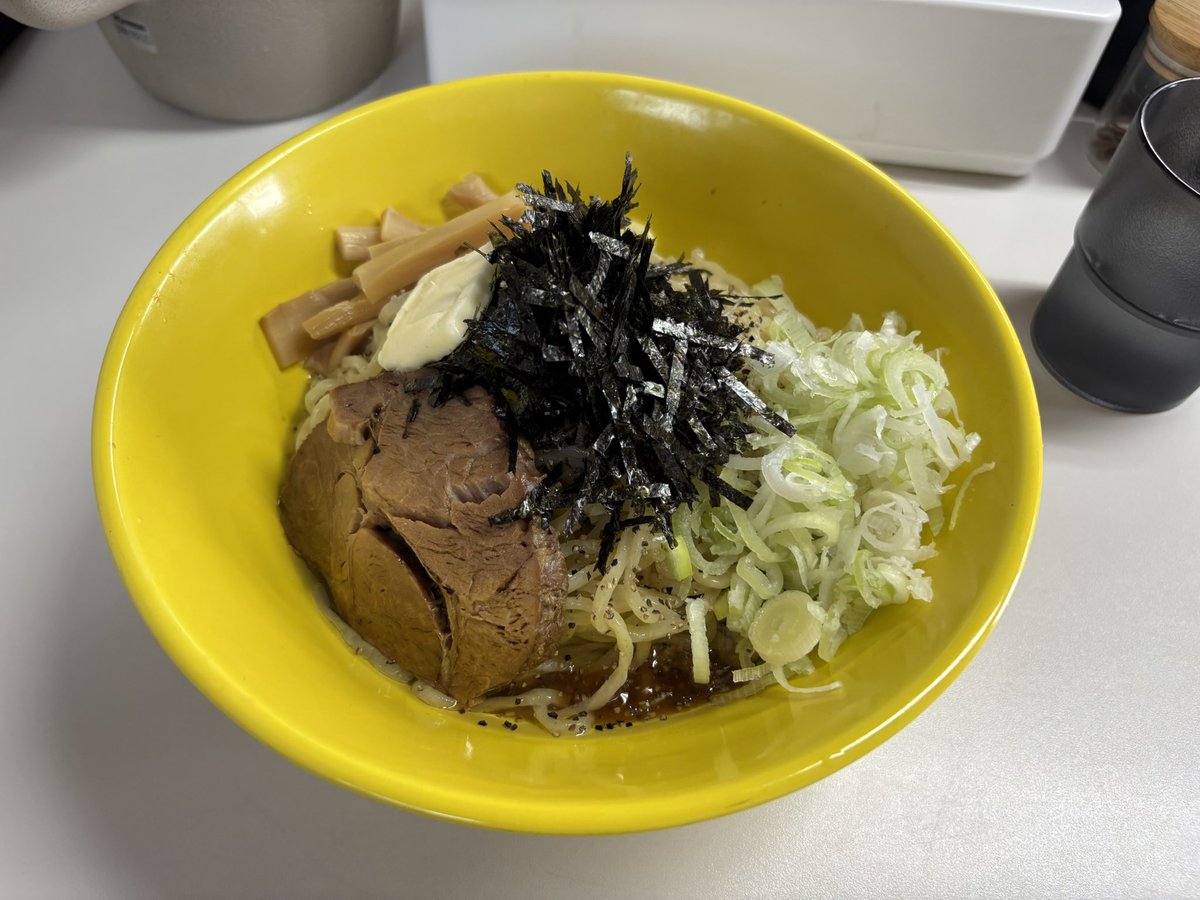 F10098's tweet photo. #桜井製麺所　初めて食べるWhite油そば　塩ダレと油そばは合うのは知っていたがバターを合わせると控えめに言って最高でした。またしても油そばの新たな発見をするのでした。夜はすすきのへ行くか https://t.co/nvTJMwM7rj