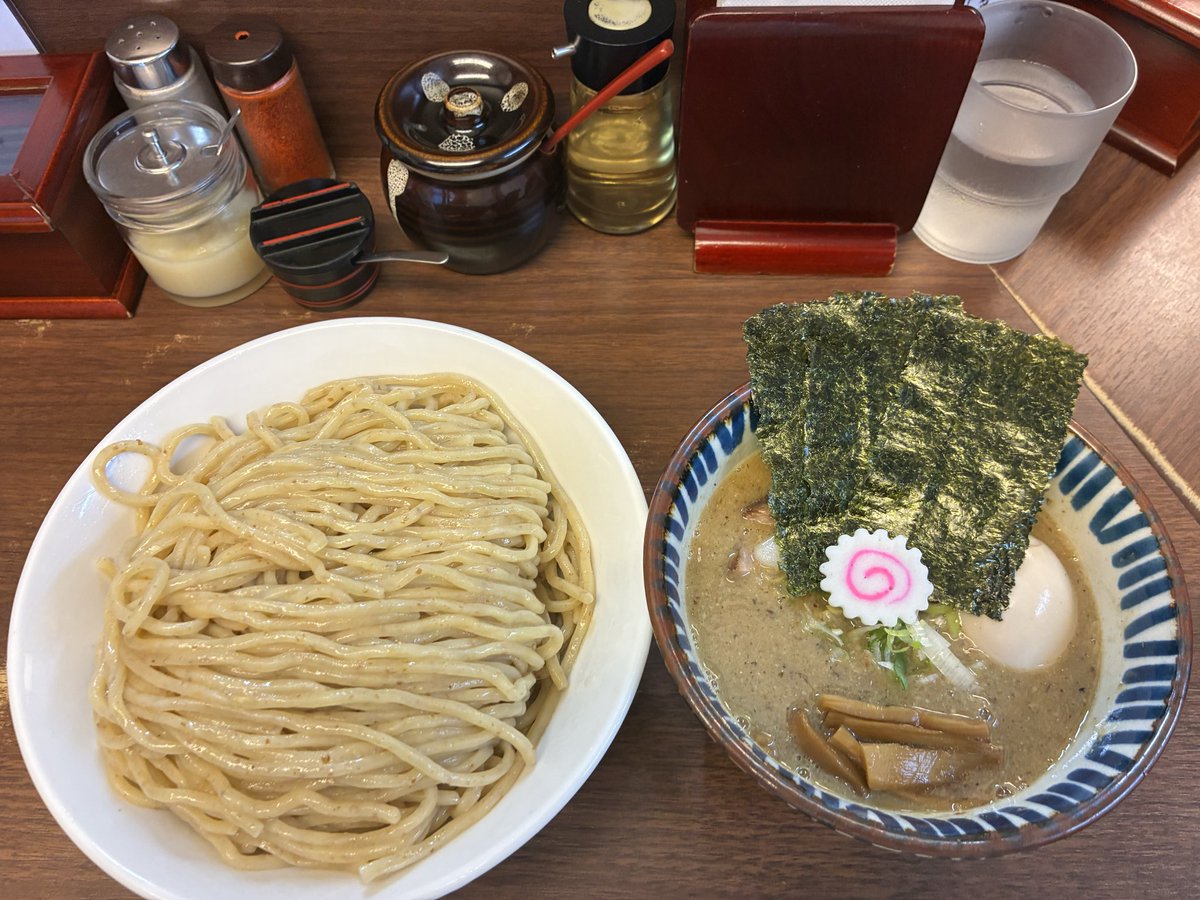 shoichi1009's tweet photo. 八丁畷 三三㐂

玉系列のお店ということで私用帰りに訪問。麺大盛りはゆで前450gのため注文の際は要注意。濃厚ならがくどくないつけ汁は自分好みで麺のと相性もよく、最後はつけ汁が無くなっていたためスープ割りはできず。個人的にはこれくらい濃度がある方が良い為非常に満足感のある一杯だった。 https://t.co/0ubxrp4HmH