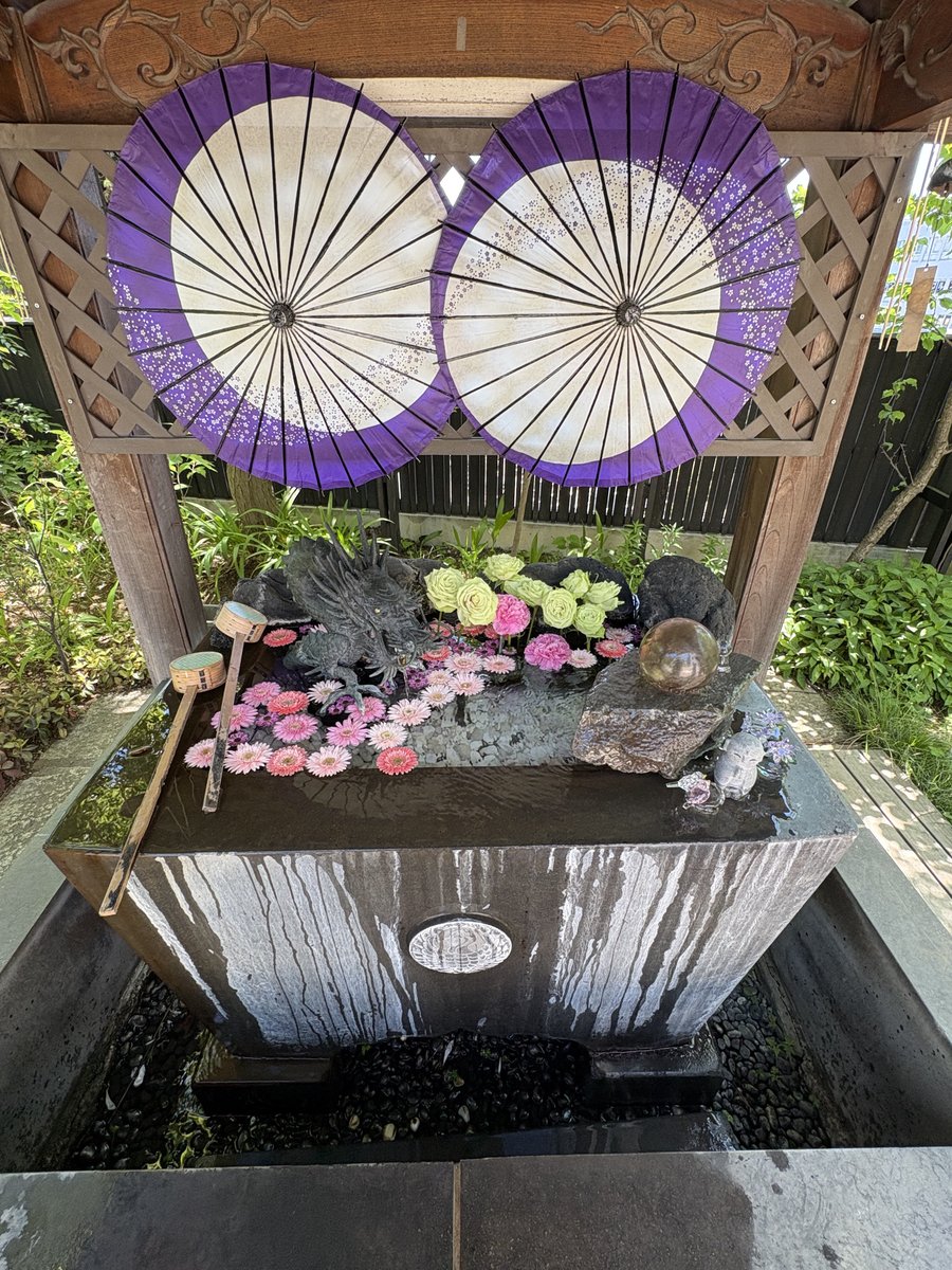 humedit777's tweet photo. 母と神社巡りに行きました⛩✨
季節限定の御朱印をもらってるんるん♩
お花でいっぱいの手水舎があって凄く綺麗でした💐 https://t.co/QwFgJtBV23
