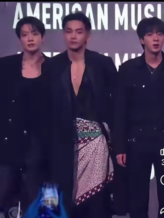 Ysabeluna's tweet photo. CONGRATULATIONS BTS! 💋
#SWIM_TO_1B 
#SWIM_AMA_SummerSONG_WINNER
BTS IS BACK
BTS AMAS 2026
BTS PAVED THE WAY 
#KimTaehyung AMA fit is WOW!💜
#BTSonAMAs 
#CONGRATULATIONS_BTS🥰 https://t.co/be5loRUhFk