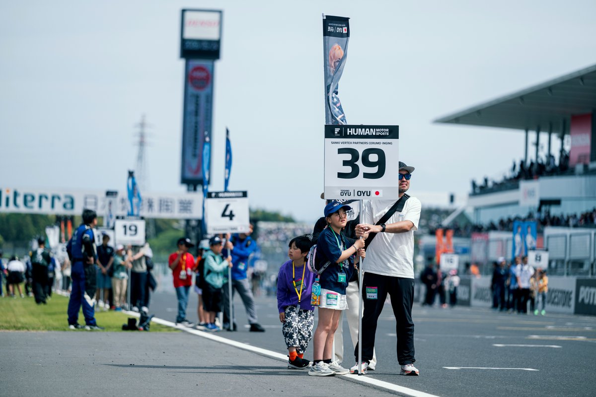 SUPER_FORMULA's tweet photo. 7月富士スピードウェイでも開催

アウトオブ #キッザニア
グリッドアテンダー体験

スタート直前のグリッドで
グリッドボードや旗を持とう！

▷詳しくはこちら │ #SFormula
https://t.co/Zxg9iUaJ0V https://t.co/WcLySrSGdG