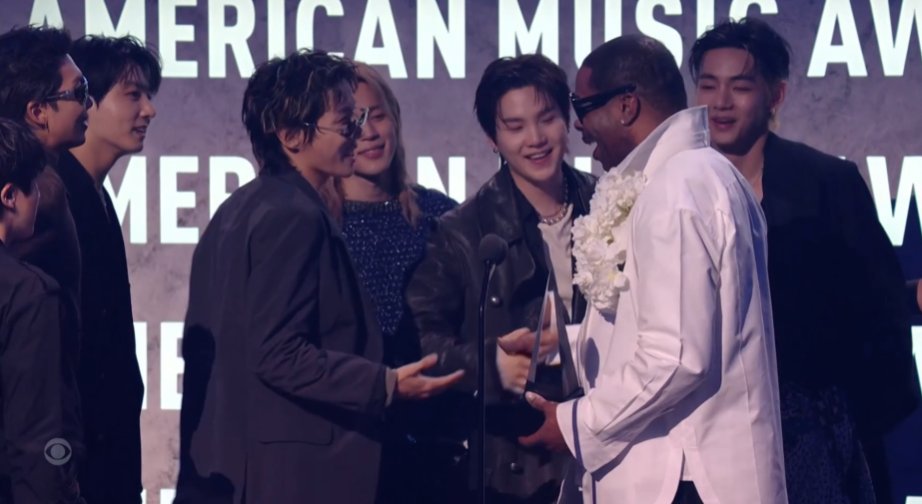 Elymin136's tweet photo. ASDKJUHADB ESO CTMRE BANGTAN GANÓ LA NOMINACIÓN "ARTIST OF THE YEAR" EN LOS AMAs 2026 AMOOOOOOOO

CONGRATULATIONS BTS
BTS ON AMAS
#BTSonAMAs https://t.co/j2gCdbhYjR