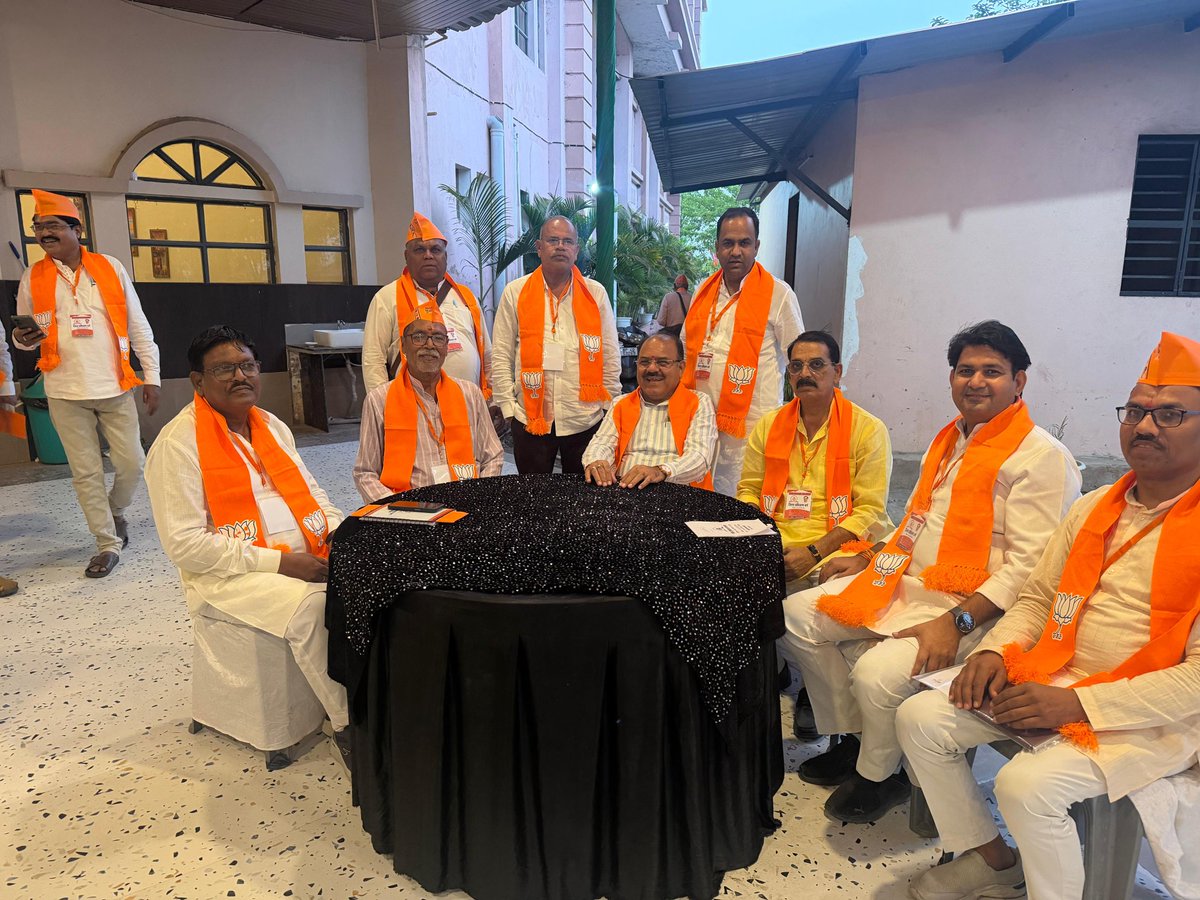 vidisha_mp's tweet photo. विदिशा में आयोजित दो दिवसीय पंडित दीनदयाल उपाध्याय प्रशिक्षण महाअभियान–2026 में सम्मिलित होकर वरिष्ठों का मार्गदर्शन प्राप्त किया￼ साथ में क्षेत्रीय संगठन मंत्री मा.अजय ￼जामवाल जी का स्वागत किया @BJP4India @prahladspatel @TheNagendralodi @sandeepsdonger https://t.co/qbp5OFIGYZ