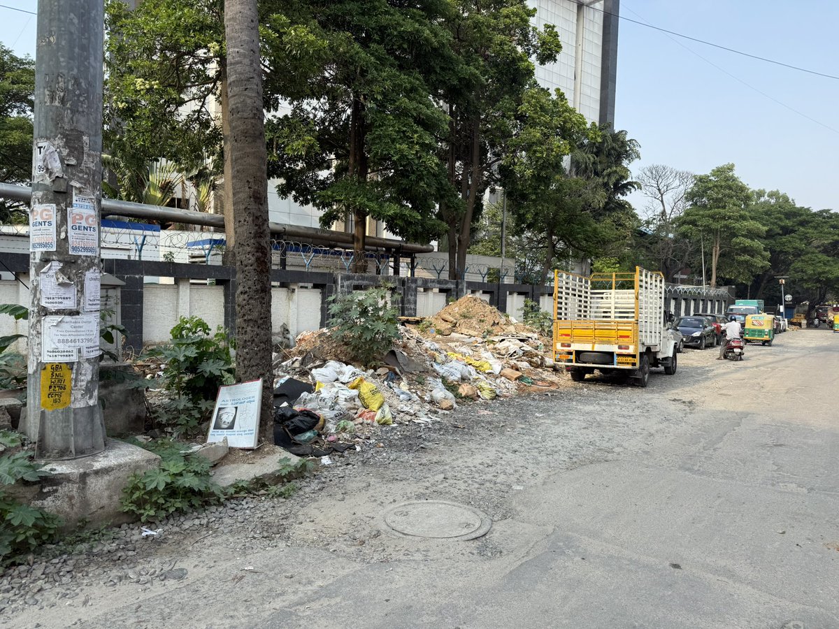 rahulporal's tweet photo. @GBA_office @GBAChiefComm @BCCCofficial I’ve been following up about this ESI hospital junction, Indiranagar for many months now. It is in a state of despair. Roads dug up and dusty. When will you lay a road and finish the works? It’s been like this for a year now. https://t.co/09OYyQ058M
