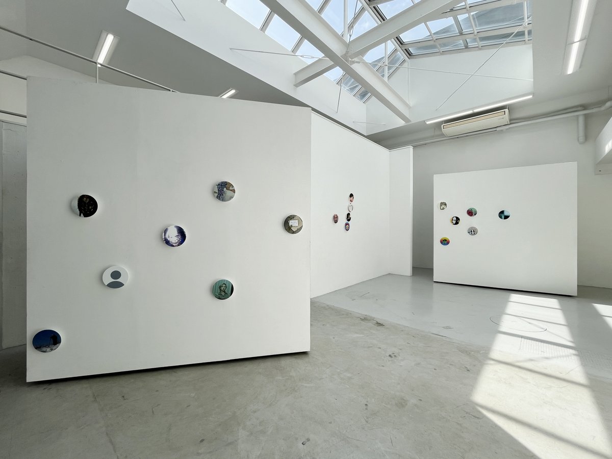 hamuzou's tweet photo. 矢野央祐「w a v e」を東京藝術大学絵画棟のYUGA Galleryで見た。さまざまなアーティストのプロフィールイメージで空間内に接続圏を形成したインスタレーション。東京藝術大学油画第三研究室在籍中の新進作家。第11回平成藝術賞受賞者。5/29まで。 https://t.co/yNy2CpTfLO