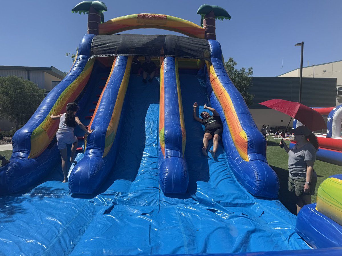 CTrails_ES's tweet photo. End of year sun and smiles for our 4th graders on water day.  Thank you teachers for making this event so special! #CTEHeartAtWork❤️🌵 #WeLeadTX #TeamSISD https://t.co/9dY7CVjmVG