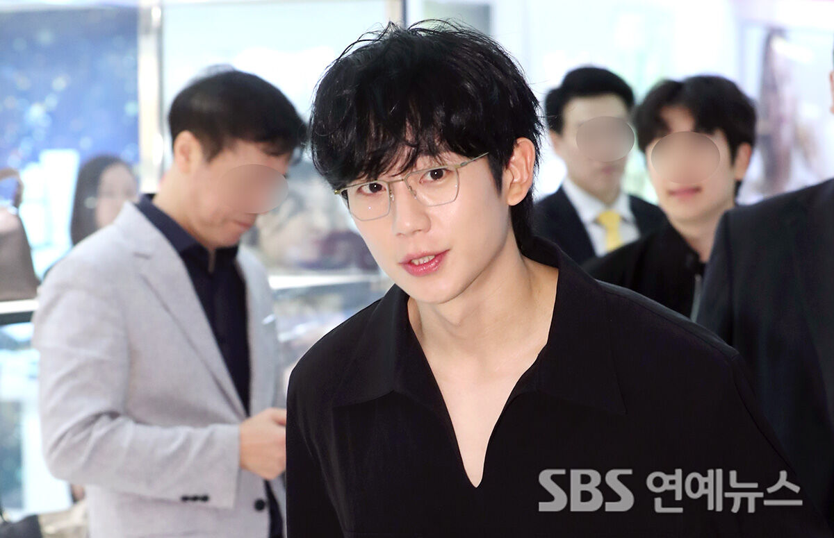 SBSEnterNews's tweet photo. “[E포토] 정해인, '훈훈함이 백화점 가득'
👉 https://t.co/WrkYVDmgND

#SBS연예뉴스 #SBS연예뉴스_백승철_기자 #백승철
@SBSEnterNews” https://t.co/7gULpUM0Rf