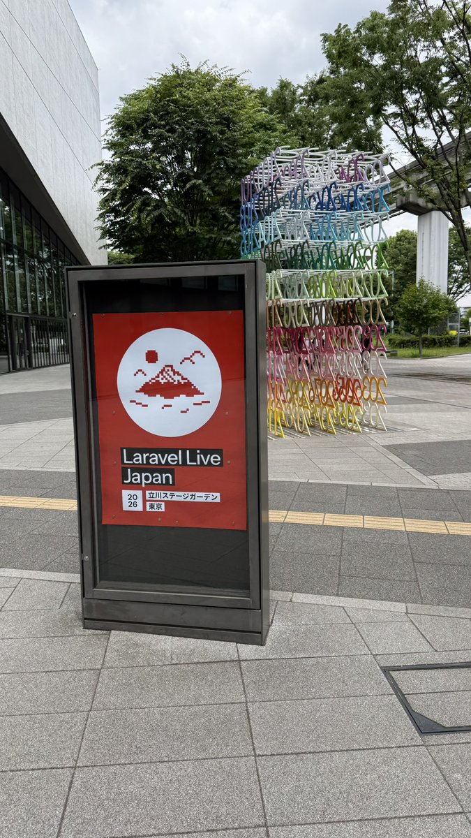 tejitak's tweet photo. #LaravelLiveJP シンガポールからこのイベントのために来ました🇸🇬🛬
英語登壇のリアルタイム日本語翻訳を表示してくれるのは画期的！ https://t.co/H1aUtfLPiC