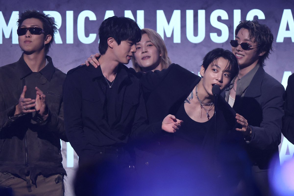 Kpop_Herald's tweet photo. .@bts_bighit, after winning Artist of the Year at the #AMAs, thanks fans around the world, saying: “Our biggest thanks and gratitude goes to all the ARMYs all over the world.” 

Congratulations to both BTS and ARMY 💜🏆 

#AMAs #BTS #ARMY https://t.co/B1U1deKvAo