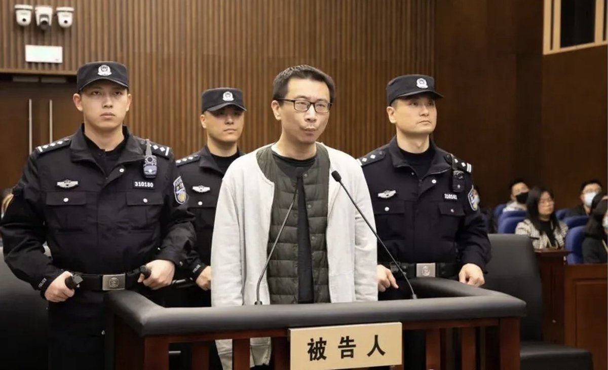 MaxForAI's tweet photo. 三体公司原CEO许垚，被执行死刑了。

据经济观察报报道，2026年5月21日，许垚被执行死刑。

很多人可能都忘了他是谁了。

我提一个词大家就能想起来了：「游族投毒案」。

受害者林奇，是游族网络创始人，也是当时真正把《三体》IP往全球影视化推的人。

他很早就想把《三体》做成一个全球级IP。

游戏、影视、衍生开发，甚至后来Netflix版《三体》的合作，都和这条线有关。

2020年9月，游族宣布与Netflix合作开发《三体》英文系列剧集。

当时公布的核心主创名单里，林奇是监制。

那时候很多人还在讨论：中国科幻最重要的IP之一，终于要以国际化方式进入全球流媒体市场了。

但三个月后，一切就戛然而止。

2020年12月，林奇身体不适入院。

12月25日，游族发布公告，林奇因病救治无效去世，年仅39岁。

后来案件逐渐清楚，外界才知道，这不是普通疾病。

法院认定，许垚因公司经营管理问题与林奇产生矛盾，在2020年12月14日至15日期间，向林奇食用物品中投毒，最终导致林奇中毒死亡。

许垚还因为工作矛盾，从2020年9月至12月，在另外两人的办公室饮品等物品中投毒，导致四人中毒。

2024年3月，上海一中院一审宣判。

许垚因故意杀人罪被判处死刑，因投放危险物质罪被判处有期徒刑六年，数罪并罚，决定执行死刑。

后续二审维持原判。

最高法核准后，许垚在2026年5月21日被执行死刑。

《三体》讲的是宇宙、文明、黑暗森林、技术爆炸和人类命运。

现实里的《三体》版权开发，却被卷进了公司权力、人事矛盾、利益分配和投毒杀人。

林奇没有等到Netflix版《三体》上线。

他没有看到2024年全球观众开始讨论这部剧。

一个曾经想把中国科幻推向世界的人，停在了39岁。

而许垚，从三体宇宙CEO，变成了投毒杀人犯，最后被执行死刑。

很多商业故事最后都很残酷。

有人失败，有人出局，有人被边缘化，有人和创始人闹翻。

但绝大多数矛盾，本来都应该停在合同、董事会、仲裁、离职、诉讼这些地方。

这起案子越过了那条线。

一个公司内部矛盾，最后变成了一死四伤的刑事案件。

几年后，《三体》还在继续被改编、被讨论、被消费。

但林奇已经永远停在了那个冬天。