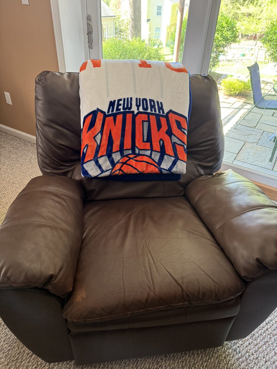 KevinUretsky's tweet photo. The official easy chair of the NBA Finals…
LET’S GO KNICKS!!!! @nyknicks #GoNYGoNYGo #NBAFinals https://t.co/jfdDHSW7D8