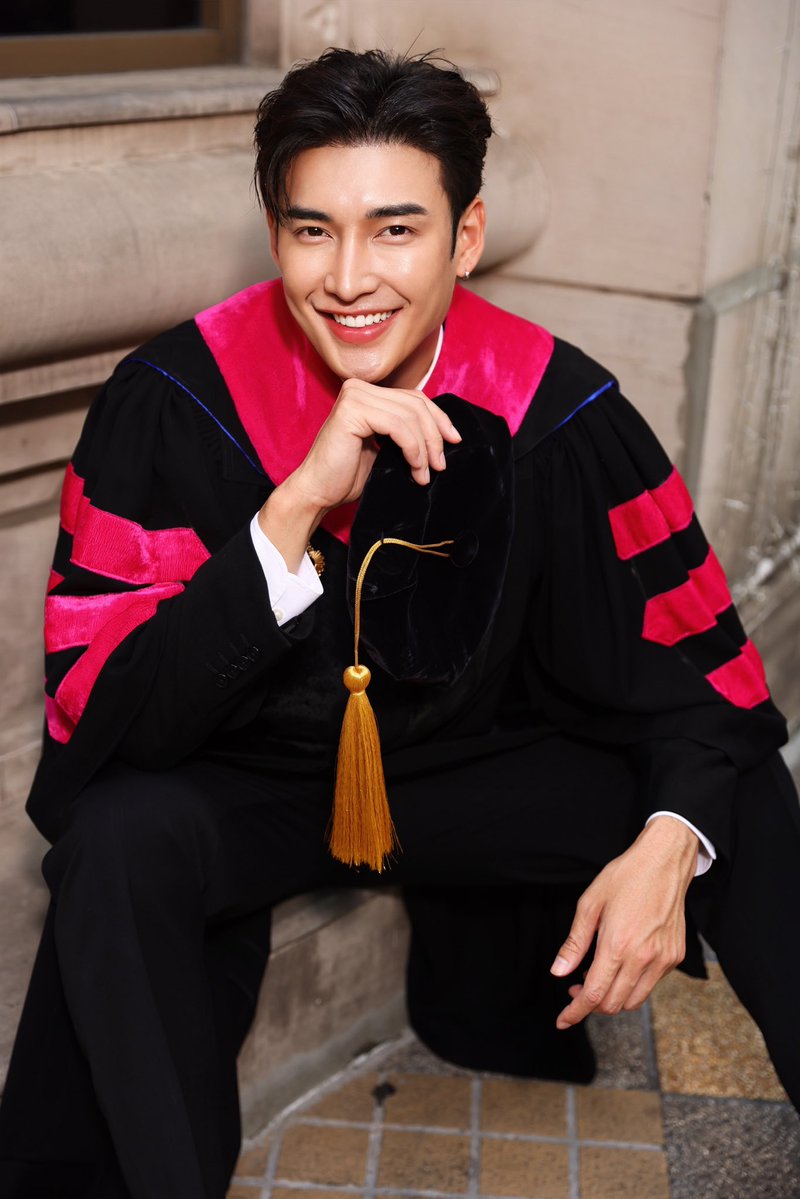 Yoyoktn's tweet photo. ปริญญาใบนี้ ไม่ได้บอกว่าผมเก่งกว่าใคร แต่มันบอกว่าผมสู้จนถึงที่สุด วันนี้ความพยายามพูดแทนทุกอย่าง ในทุกคืนที่เหนื่อย ทุกวันที่ท้อ วันนี้มันคุ้มแล้ว 
ดอกเตอร์โยโย่ 😊
Dr. Yoyo Teenarupakorn Muangmai 
Ph.D. in Communication Arts | Rangsit University🎓

#yoyoktn #congratulations https://t.co/0yL4s9Fzfo