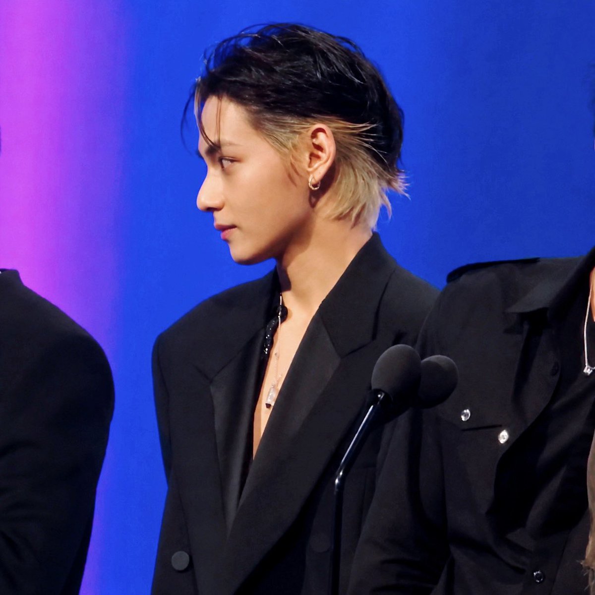 thvscharts's tweet photo. V at the 52nd American Music Awards 

#VAMAS2026
#TAEHYUNGATAMAS https://t.co/5kGY3nW3QJ