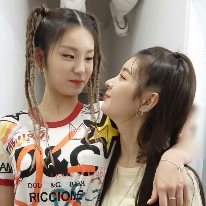 yejisu moments that could kill a sapphic tweet media