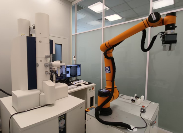 BeijingEvening's tweet photo. 全球首套!“原眼一号”研发成功!
An AI-driven #microscope? #Chinese researchers have developed the world's first artificial intelligence-driven transmission electron microscope (AI-TEM) system, named "Aeye-1", marking a leap from manual operation to AI-driven fully autonomous operation. #AI