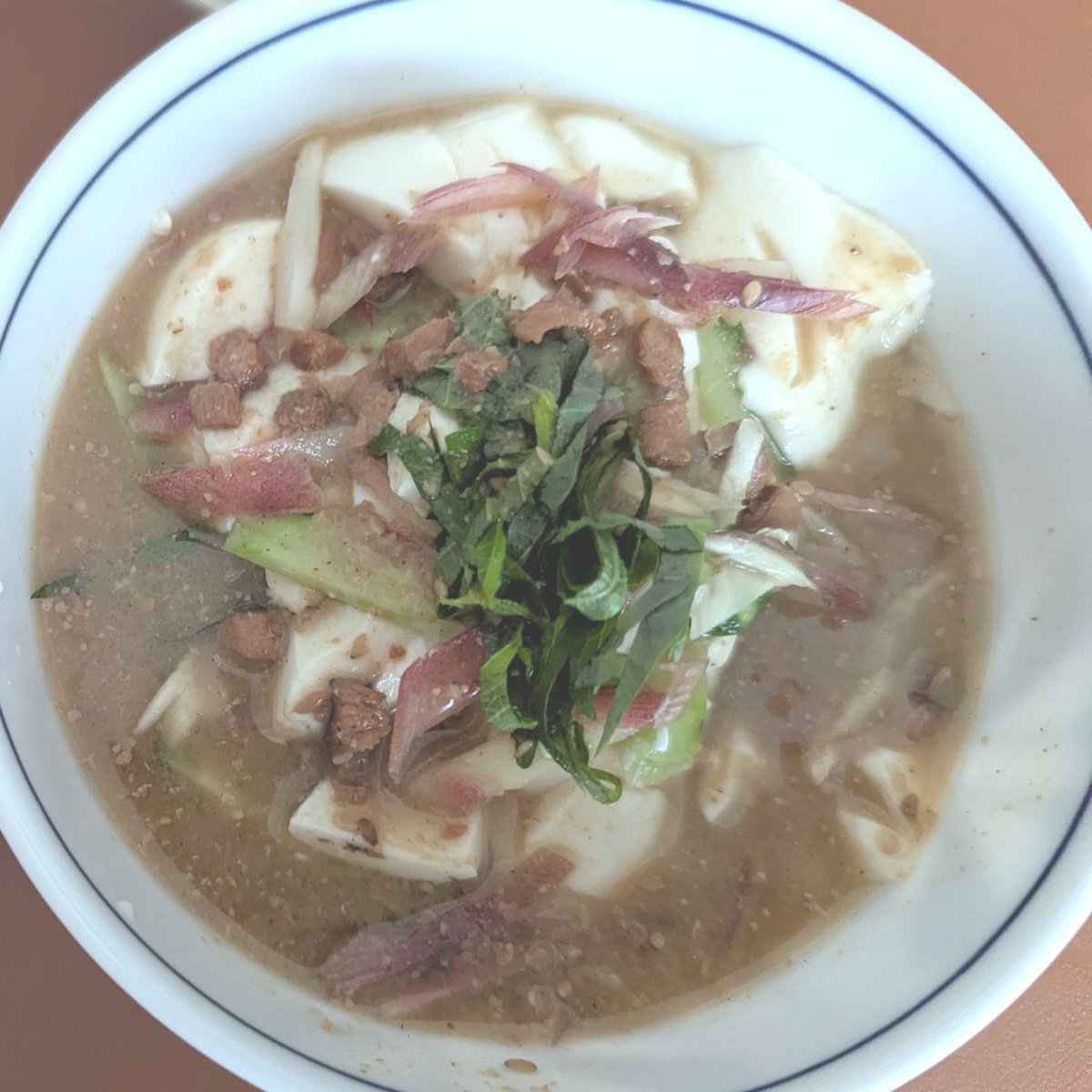 TokaTechCh's tweet photo. 先日私が無印良品に行ったら、あるコーナーに山積みされていました！
『ごはんにかけるシリーズ』の宮崎の郷土料理・冷や汁です🍚 
私は数年前からハマっていて、またこの季節に食べられて嬉しい。
きゅうり・ミョウガ・豆腐・大葉で。出汁が効いて美味でした☺️ 
#無印良品 #冷や汁 https://t.co/UAQVwV1oQr